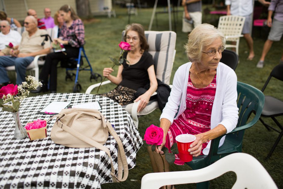 intimate-backyard-wedding-michigan11